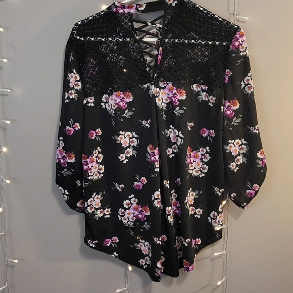 H14-NO BOUNDARIES: WOMEN SIZE XL FLOWERED QUARTER SLEEVE FLOWERED TOP - Picture 4 of 5